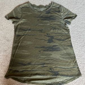 Zoe and Liv camo short sleeve top size Medium